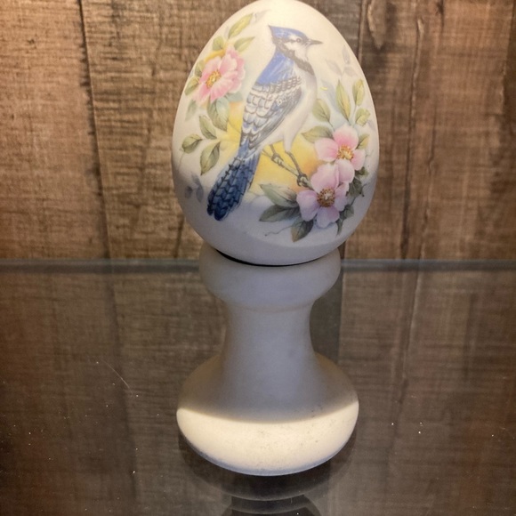 Delicate Porcelain Blue Jay Egg w/ Stand - Picture 1 of 3